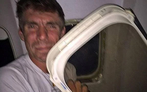 Se le cae la ventanilla del avión durante el aterrizaje