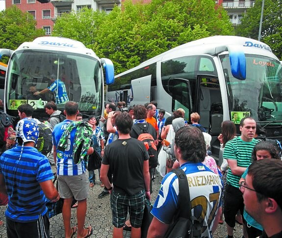 Aficionados suben a los autobuses que les desplazan a Anoeta. 