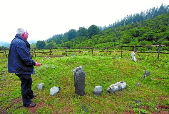 El arqueólogo Joxean Mujika, la semana pasada junto al crómlech reconstruido del pequeño valle de Ondarre.
