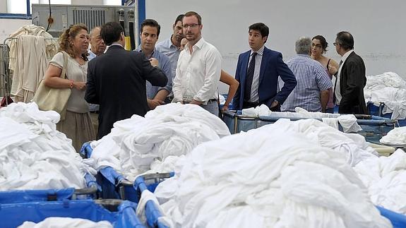 Javier Maroto durante la visita que han realizado hoy a las Lavanderías Industriales Lavanor en Beriáin