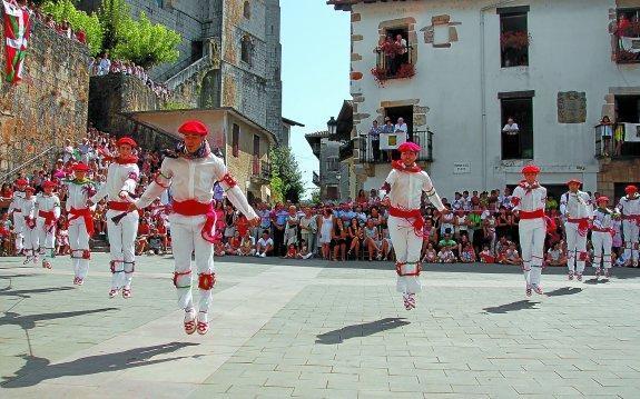 Los vecinos aplaudieron y animaron a los dantzaris en uno de los momentos centrales de las fiestas. 