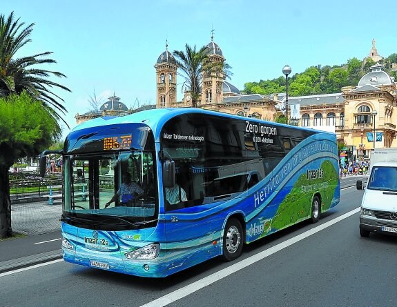 Dbus. Presentación del primer autobús eléctrico de San Sebastián en julio de 2014. 