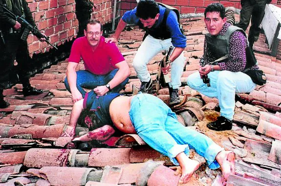 Miembros de la DEA, junto al cadáver de Escobar en Medellín.