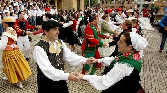 Eskolako dantzariak, Aste Nagusiaren hasiera ekitaldian.