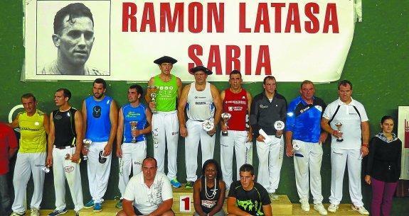 Fotografía conjunta de todos los participantes del XIV Memorial Ramón Latasa, con sus premios. 