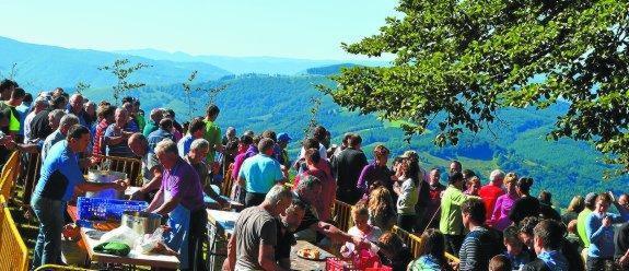 San Lorentzo baselizaren inguruan hamaiketakoa eskaini zuten Meza entzun sotean. Eguraldi bikaina zelarik lagun ugari hurbildu zen bertara.