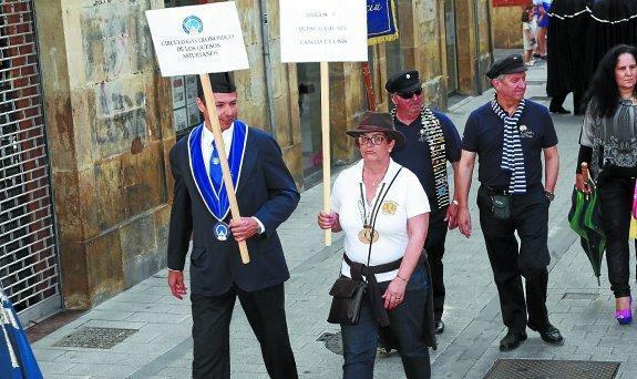 Representantes de la Cofradía Círculo Gastronómico de los Quesos Asturianos. 