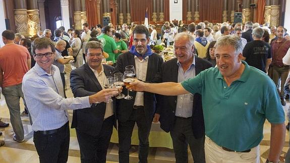 Los alcaldes brindan en la recepción