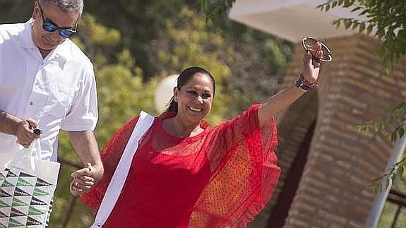 Isabel Pantoja junto a su hermano Agustín, en su primera salida de la prisión de Alcalá de Guadaira.