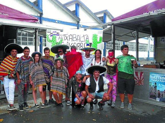 Mexicanos. La fiesta comenzó ayer en las txosnas con un ambiente 'mexicano'.