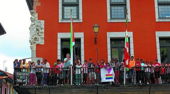 Saharako haurrei ongi etorria egingo diete udaletxean igandean. 