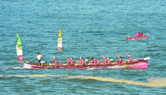 Las sanjuandarras celebran su victoria nada más cruzar las balizas de meta. 