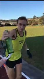 Bebe cerveza mientras corre una milla en menos de 5 minutos