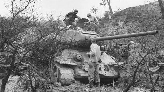 Tropas americanas examinan un modelo T-34 abatido, muy similar al de la soviética