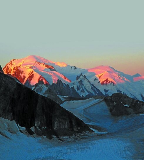 El glaciar del Tour, casi sin nieve y aflorando el hielo negro, y el Mont Blanc al fondo a la izquierda. 