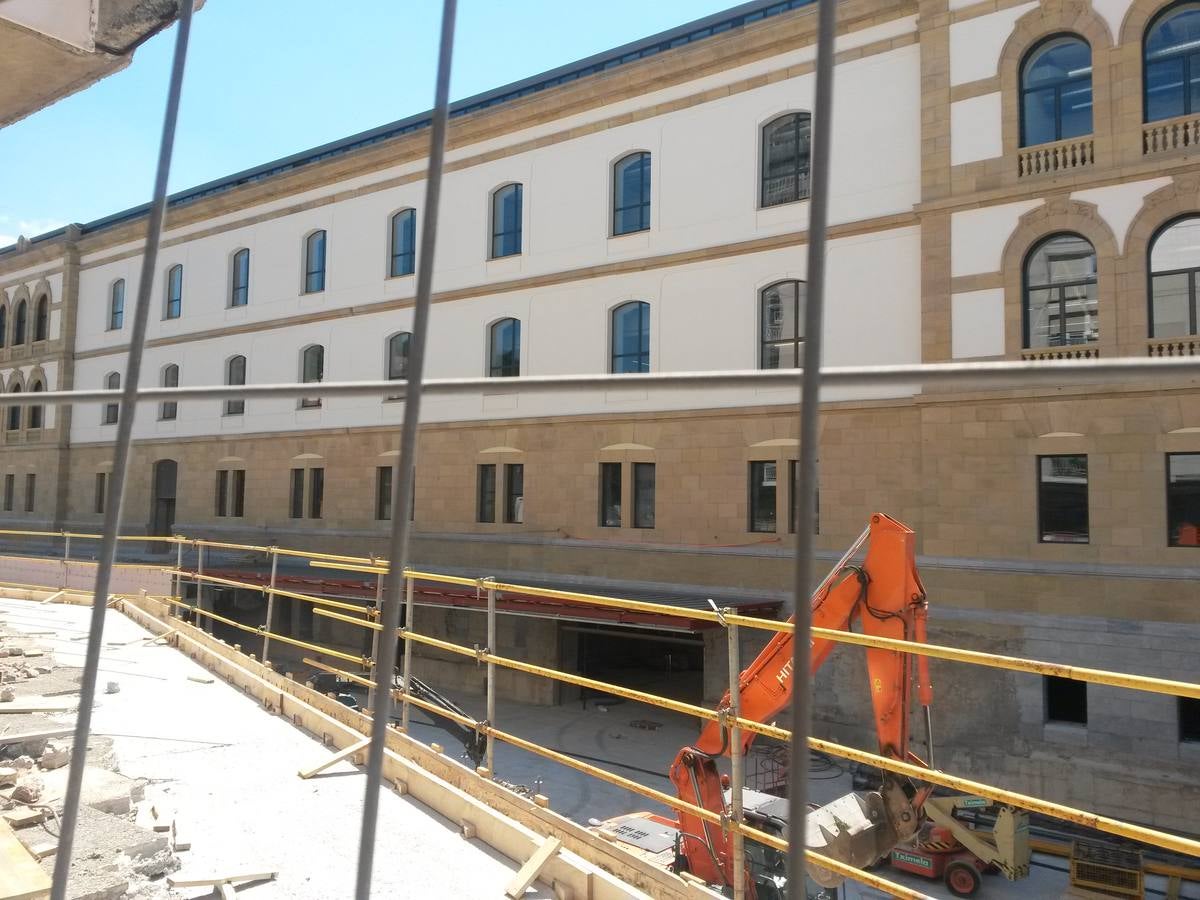 Obras en la plaza Nestor Basterretxea, junto al pasadizo de Egia. 