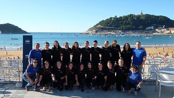 Foto de familia de las jugadoras que conforman la plantilla del Bera Bera, cuya presentación oficial se hizo ayer en Donostia. 