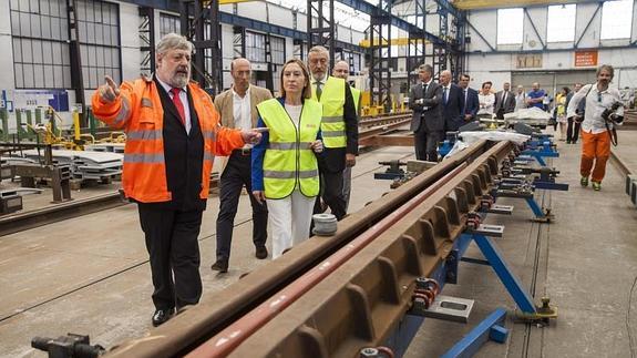 La ministra de Fomento, Ana Pastor, durante su visita a JEZ Sistemas Ferroviarios, de Llodio, junto al director general de esta empresa dedicada a la fabricación de elementos ferroviarios, Urtza Errazti (i). E