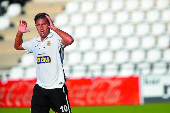 Juan Domínguez se lamenta de una acción en el primer partido liguero disputado en Gal. 