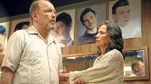 Daniel Salazar y Griselda son un matrimonio que emigró en los años 70 por la guerra en su país.