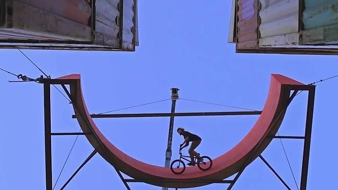 Acrobacias en bici a 12 metros de altura