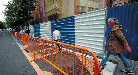 Los viandantes deben circular por la calzada ante el vallado colocado bajo la cúpula del Bellas Artes. 