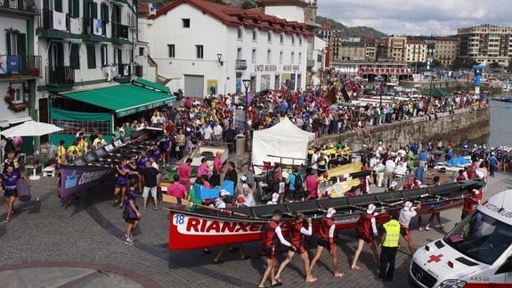Las traineras se preparan para la clasificatoria de La Concha. 
