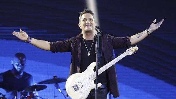 Alejandro Sanz, durante el concierto en el Palacio de los Deportes.
