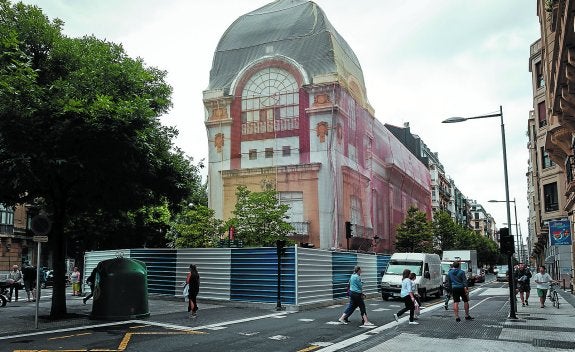 El exterior del Bellas Artes permanece vallado para evitar daños ante la eventual caída de algún elemento de la cúpula. 