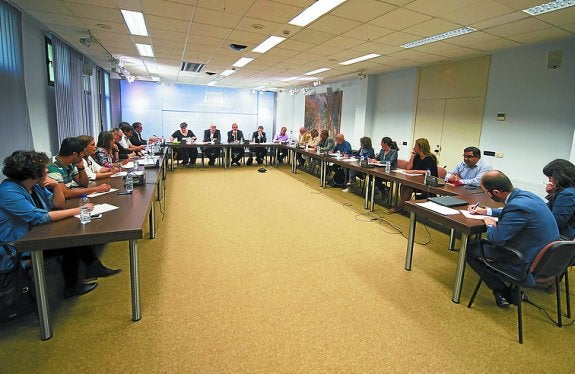 Las ONG e instituciones se reunieron ayer en Lehendakaritza. 