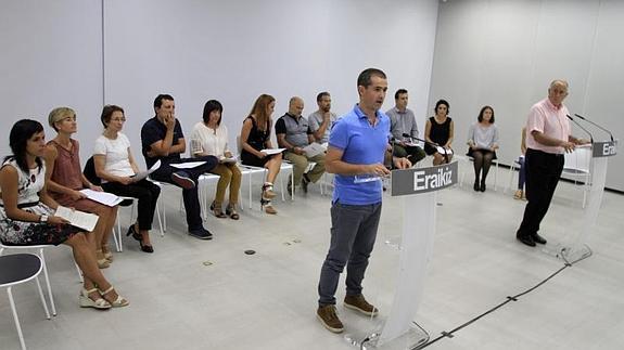 Presentación del documento ERAIKIZ En la imagen Ibai Korta (hijo de josé Mari Korta), y Josemi Gómez Elosegi, intervienen en presencia del resto de firmantes del documento.