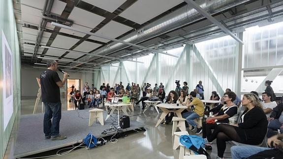 Los ciudadanos han abarrotado Tabakalera desde el día de su inaguración. 