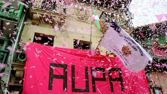 Vestidos de rosa para recibir a las Bateleras tras la victoria en la Bandera de La Concha