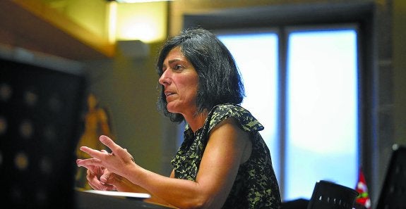 Olatz Peon, en su despacho de la casa consistorial, durante la entrevista que ha concedido a DV con motivo de sus primeros cien días.