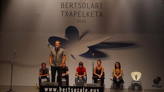 Jon Maia kantuan Beasainen.