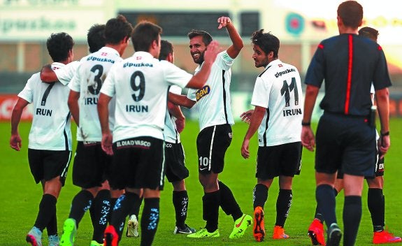 Los jugadores del Real Unión celebran el gol de Ozkoidi, ayer en Gal. 