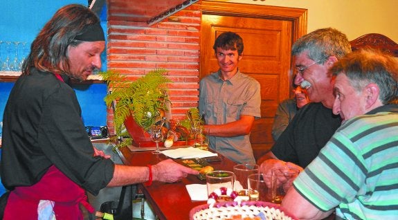 Aurkezpena. Herritarrei 'Itsasoko Argiaren' zergatia azaldu zien. 