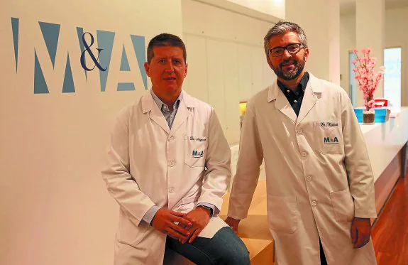 Los doctores Javier Azparren y Ion Madina, en el pasillo de su despacho.