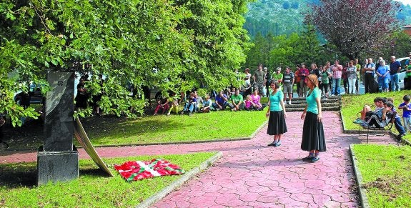 Urtero egin ohi diote omenaldia Xabin Etxaideri bere lagun eta senideek. 