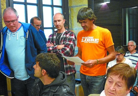 Trintxer. Un miembro de dicha sociedad dio lectura a la moción.