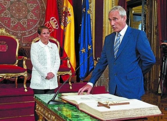 Toma de posesión del consejero de Hacienda, Mikel Aranburu, ante la mirada de Uxue Barkos.