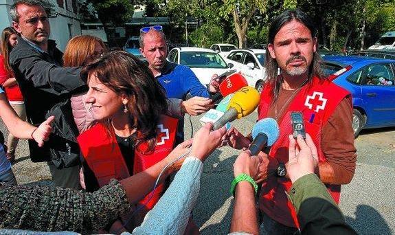 Miembros de Cruz Roja Gipuzkoa, ayer atendiendo a los medios.