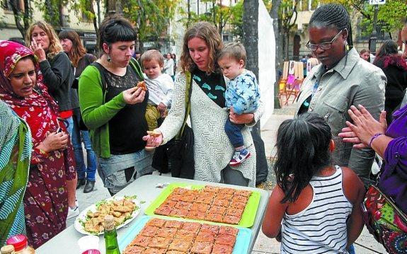 Hubo varias actividades, como una manifestación, actuaciones musicales o comida, en la jornada por la Marcha de las Mujeres. 