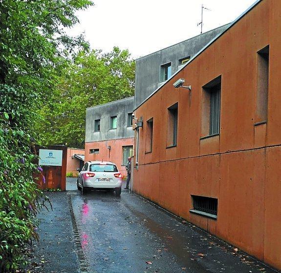 Un coche de Cruz Roja llega al albergue para recoger a los kurdos. 