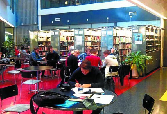Fotografía de uno de los colegios finlandeses que visitaron los tolosarras, con la cafetería y el comedor junto a las aulas y la biblioteca.
