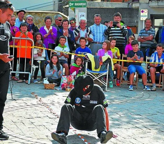 Gorritiren astoekin antolatu zen lasterketak arrakasta haundia eduki zuen. Txalo asko jaso zituenak ere Juan Carlos Díez izan zen. Abilezia berezia du ipurdiarekin. 