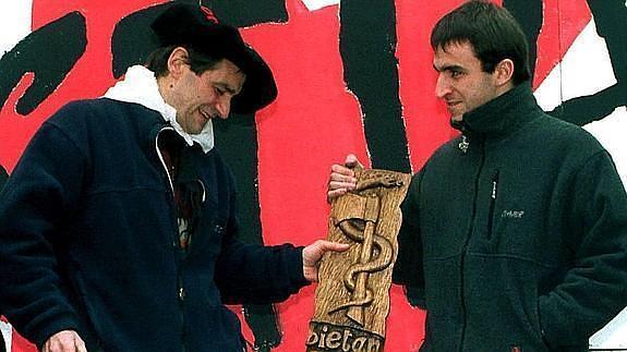 Imagen de archivo en la que Egoitz Urrutikoetxa, a la derecha, le entrega a su padre una talla de madera con el emblema de ETA, cuando 'Josu Ternera' salió de prisión en el año 2000.