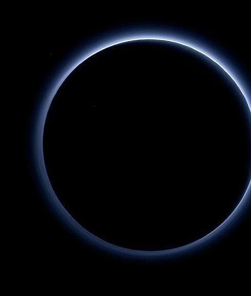 En la imagen tomada por New Horizons se ve de color azul  la neblina de Plutón 
