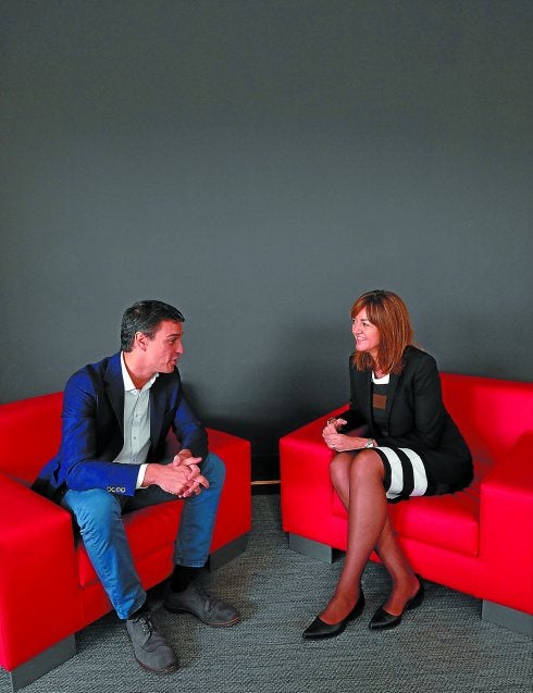 Sánchez y Mendia, ayer en una de las salas del Kursaal, en Donostia.