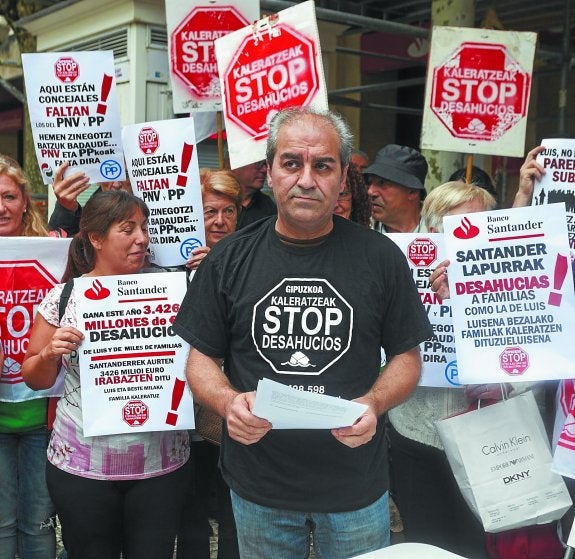 El donostiarra Luis Fernández entregó el pasado 23 de septiembre un escrito para negociar con su banco y no ser desahuciado.